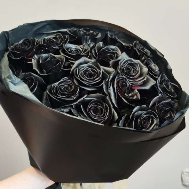 Черные розы в упаковке