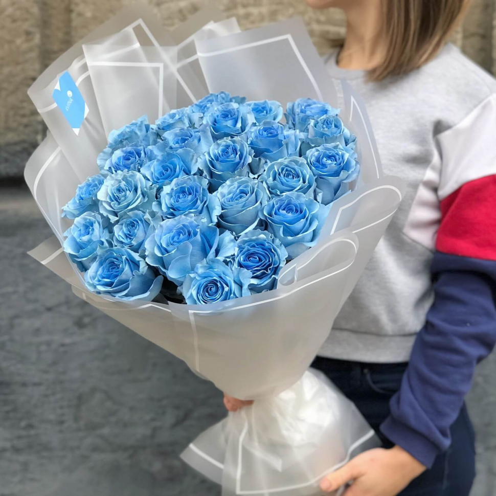 Букет из 25 небесно-голубых роз в оформлении 