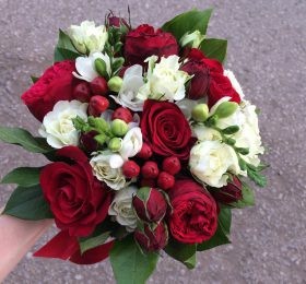 Свадебный букет невесты с розой "Страсть"