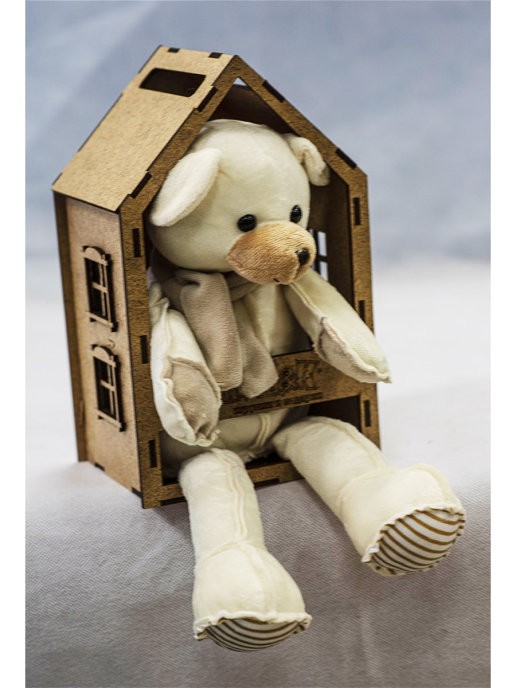 Мишка со швами в подарочном домике