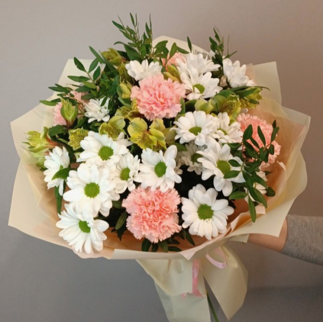 Нежный букет с хризантемой и диантусом